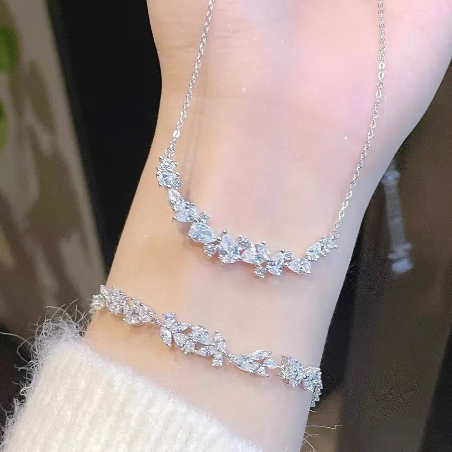 FLORAL SILVER NECKLACE Mira Gemini